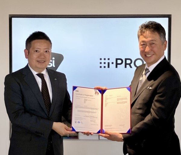 授与式にて 写真左からBSIジャパン 代表取締役社長 漆原 将樹、i-PRO 代表取締役社長 兼 CEO 中尾 真人様