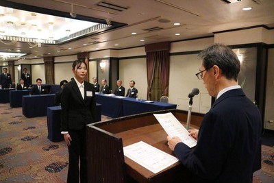 △ 代表より一人ひとりへ手渡された内定証書授与