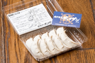 持ち帰り用「生餃子（冷凍）」10個で594円（税込）