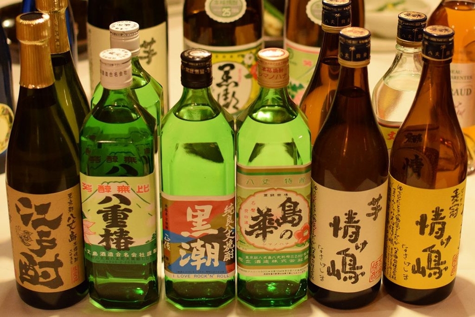 八丈島観光協会WEBサイトより／島酒たち　※画像はイメージで、実際に饗されるものと異なる場合がございます