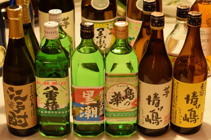 八丈島観光協会WEBサイトより／島酒たち　※画像はイメージで、実際に饗されるものと異なる場合がございます
