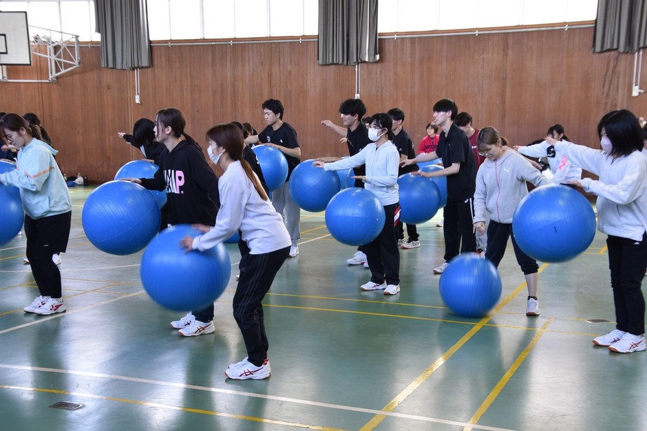 バランスボールを弾ませる運動