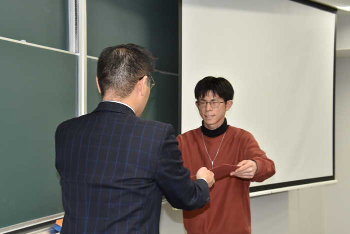 修了証を受け取る７期生