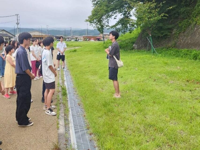 学生たちに呼び掛ける太田さん