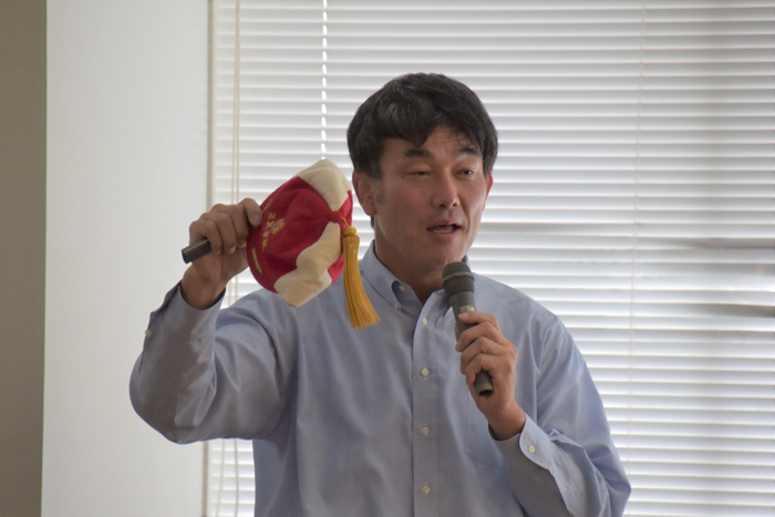 ラグビー日本代表の「CAP」を披露する小泉准教授