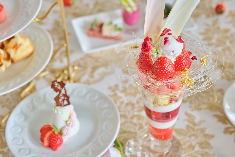 プリンセスドレスケーキといちごのご褒美パフェ