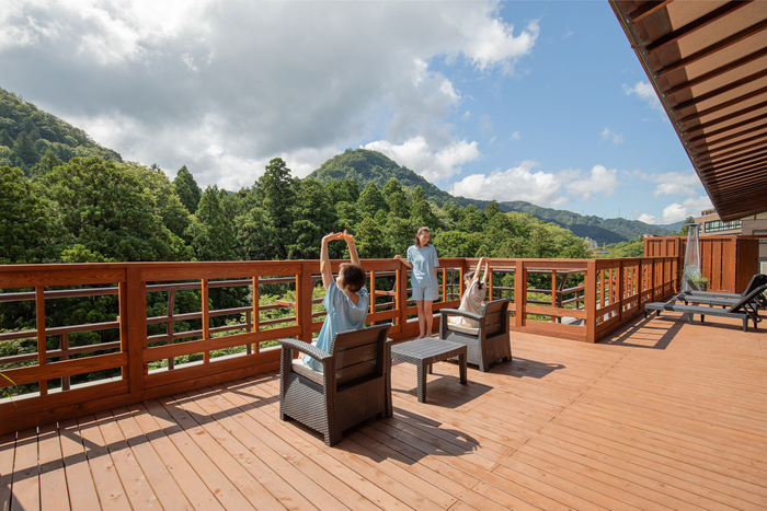 サウナ専用エリア「TOTONOI」ウッドデッキ（Premiumよ　しのや依緑園）