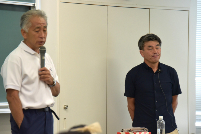 小泉准教授を紹介する梅田教授