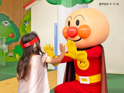 タッチやハグでごあいさつできるキャラクターグリーティング