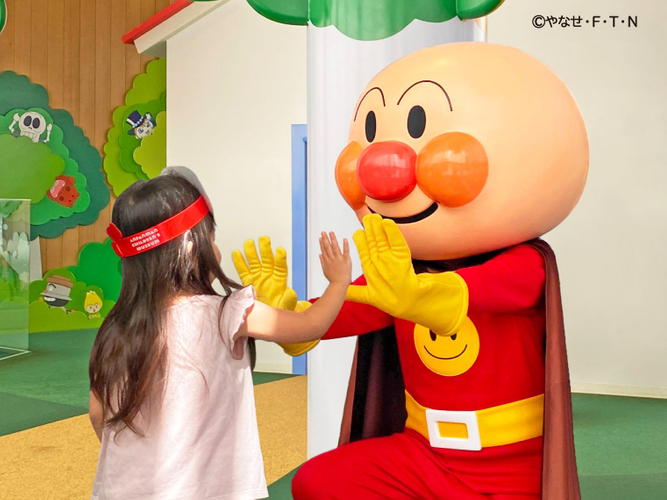 タッチやハグでごあいさつできるキャラクターグリーティング