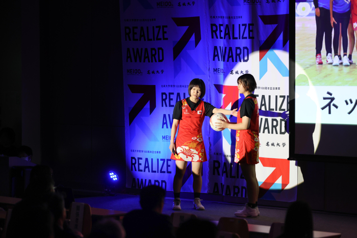 敢闘賞の濱田さん（左）