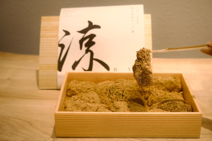 塩づくりから手がける和菓子店「湯ノ塩」の最高級塩わらび餅「涼」