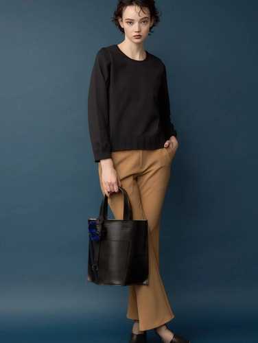 <1>NAVY.WOの「strech slim flare pants」美しいセミフレアシルエット。しっかりとした素材感とストレッチの効いた履き心地