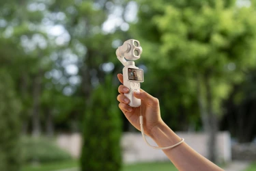 「Osmo Pocket 4P」に新色パールホワイト登場　デュアルレンズ搭載、4K/240fps撮影対応で税込9万9000円