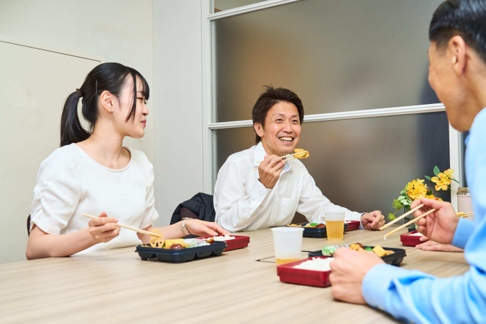 お弁当を食べながら団らん(1)