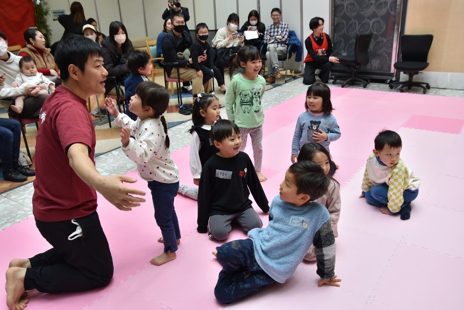 保護者は香村准教授(左)による生活習慣チェックも