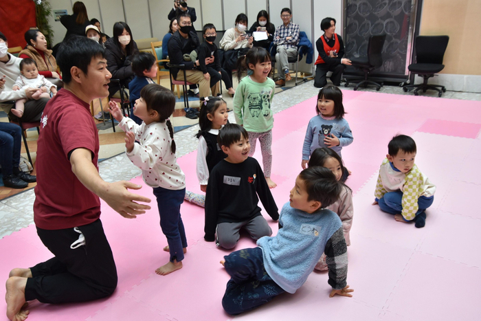 保護者は香村准教授（左）による生活習慣チェックも