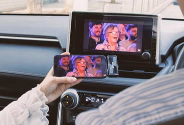 スマホの画面を“そのまま車内へ”ワイヤレスで映せる！
iPhone15以降＆DP対応Androidで使えるGetPairr Mirror Cast、
期間限定セールで実質1万円で購入可能なミラーリングアダプター