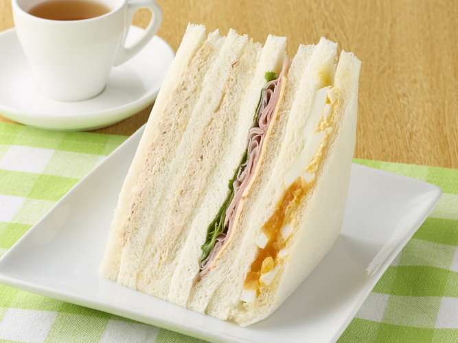 ３種のミックスサンド　ツナサンド１層増量　イメージ