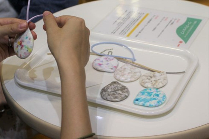 ワークショップでお好みのデザインを選んでいる様子