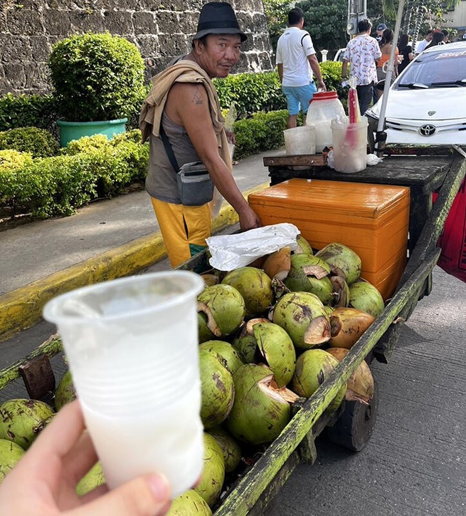 セブの路上で売られていたココナッツウォーター。甘さ控えめで、さっぱりとしていました