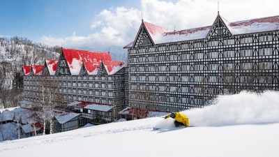 ホテルから徒歩10秒でゲレンデ「白馬コルチナスキー場」。 天然雪100%のサラサラパウダースノーでファミリーからスキー上級者まで楽しめる。
