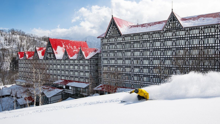 ホテルから徒歩10秒でゲレンデ「白馬コルチナスキー場」。 天然雪100％のサラサラパウダースノーでファミリーからスキー上級者まで楽しめる。