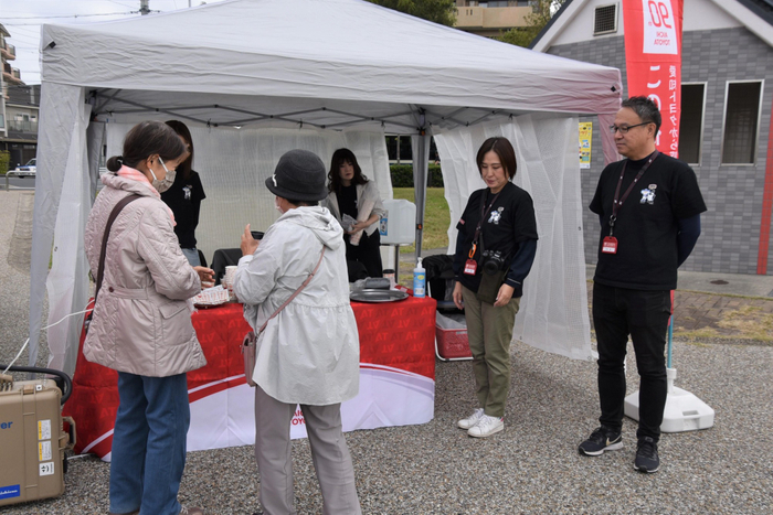 オリジナルコーヒーを味わう来場者