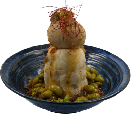 タワーのように盛り付けたポテトサラダ