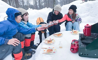天然メイプルサップを求めて雪上車で雪の森へプチ旅行。雪上ティータイムではパンケーキを召しあがれ！<ホテルグリーンプラザ白馬／白馬コルチナスキー場>