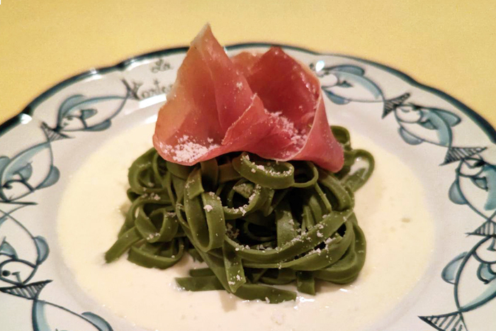 抹茶のフェットチーネチーズソース　～生ハムをのせたコローレイタリアーノ