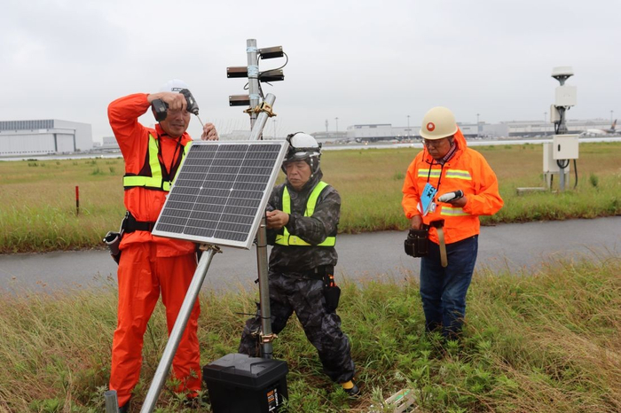 手慣れた作業で次々に設置が進みます
