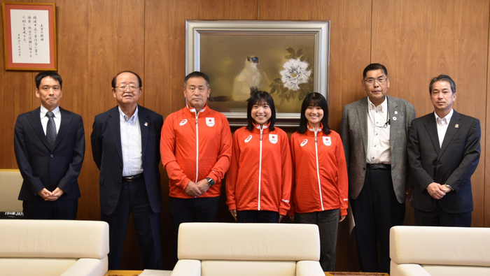 出場報告に訪れた細見選手（左から４人目）と橋本選手（同５人目）