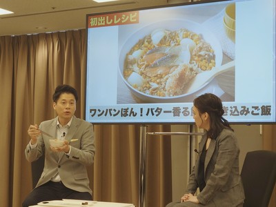 石井アナの目の前に試食が届き、大きく口を開けて美味しそうに食レポ。
