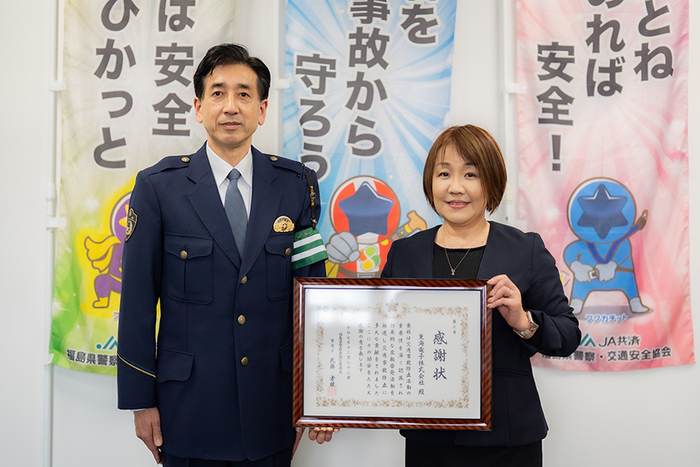 福島県警察本部 交通部長・警視正 武藤 孝雄（左）東海電子株式会社 IL推進事業部 中山 春美（右）