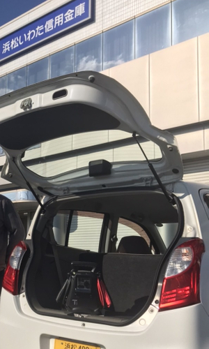 営業車のトランクに搭載