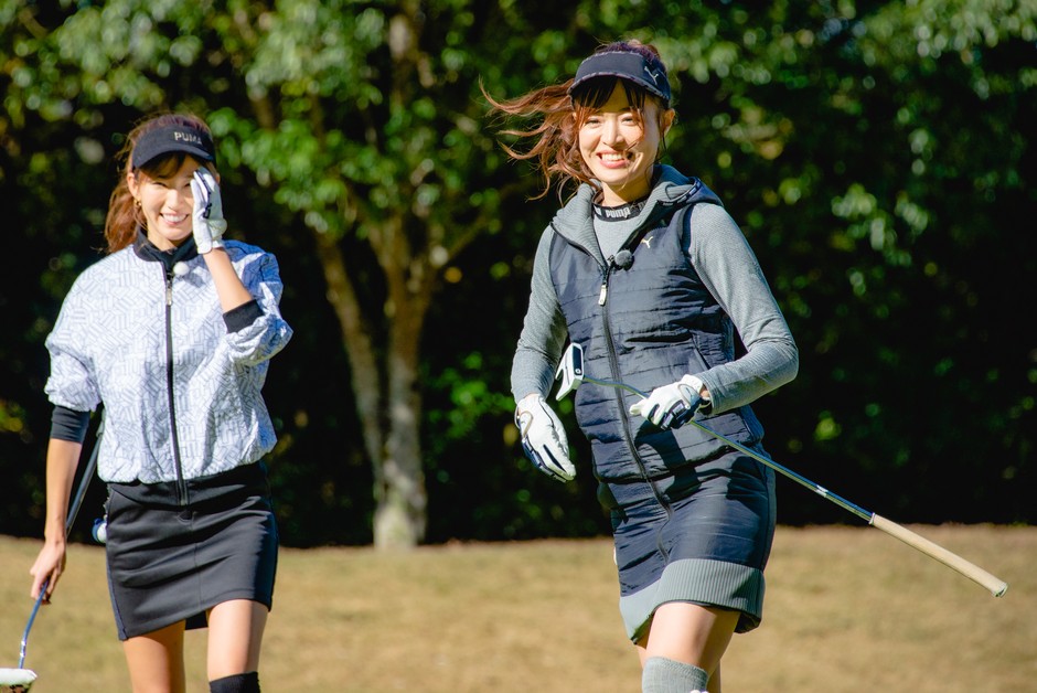 ファッショナブルなゴルフ女子達も番組の見どころ。写真は高橋としみさん(右)と美波千夏さん