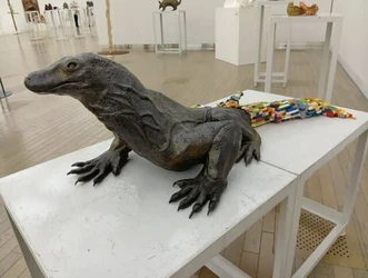 【現在展示中】本物の来日に先駆け「コモドドラゴン」の アート大作がiZooに出現！誠恵高校が従来の静観から一転、 生体移送プロジェクトを“全面歓迎”するコラボ展示を開始