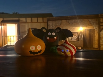 不気味に輝く、あなただけのハロウィーンモンスターをつくろう！
ニジゲンノモリ「ドラゴンクエスト アイランド」
スライム＆ドラキー色塗り体験「秋限定！光るモンスターのきらめきクラフト2026」