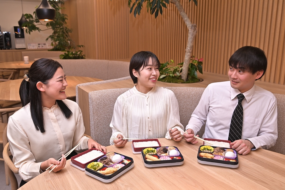 お弁当を食べながら団らん(2)