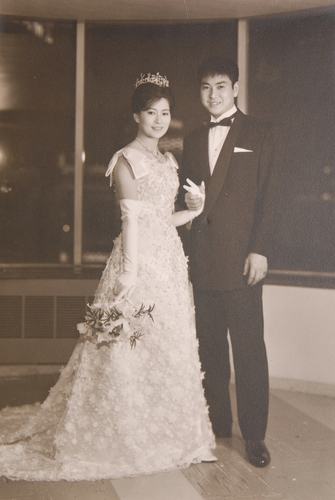 結婚式での石原裕次郎さんとまき子さん　&copy;︎石原音楽出版社