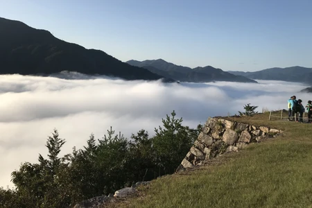 【兵庫・竹田城跡】1年で最も雲海が出やすい晩秋、「天空の城」を望む朝へ
12月6日まで、立雲峡から竹田城跡を望む雲海ツアー付きプラン発売
「天空の城」のふもと「宿屋 天空」