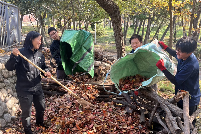 落ち葉を集め、腐葉土として自然に還す「バイオネスト」