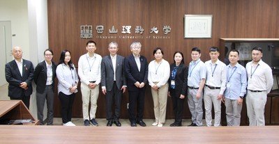 平野学長(中央)らと記念写真に納まるモンゴル研修団のメンバー