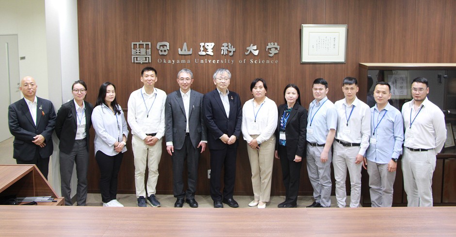 平野学長(中央)らと記念写真に納まるモンゴル研修団のメンバー