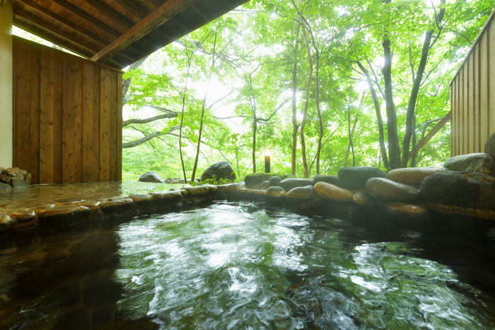 風が心地良いかけ流しの露天風呂「林道-rindo-」と「かもしか-kamoshika-」