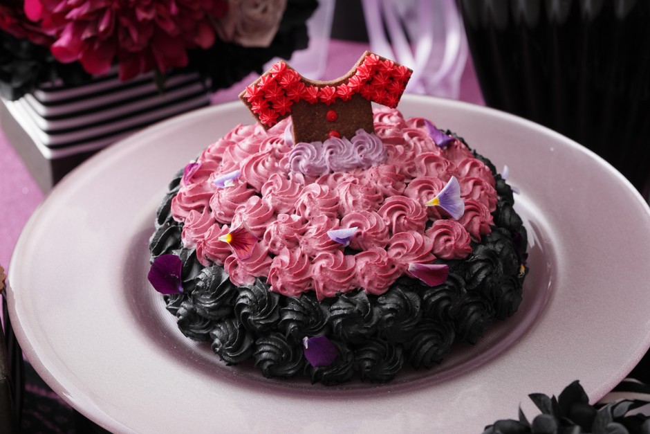 ▲魅惑のドレス~ショートケーキ~ 竹炭を使い真っ黒に仕上げたスポンジケーキ。北海道産生クリームをたっぷり使 用。色のコントラストが美しい一品。