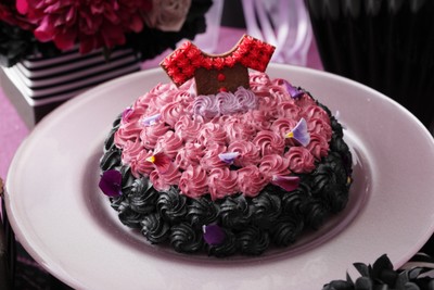 ▲魅惑のドレス~ショートケーキ~ 竹炭を使い真っ黒に仕上げたスポンジケーキ。北海道産生クリームをたっぷり使 用。色のコントラストが美しい一品。