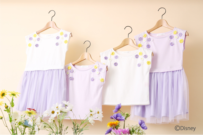 KIDSノースリーブTシャツ¥ 3,300 、KIDSチュールワンピース¥4,500(税込)
