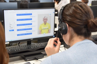 ディスプレーには対話のテキストと患者の表情が表示される